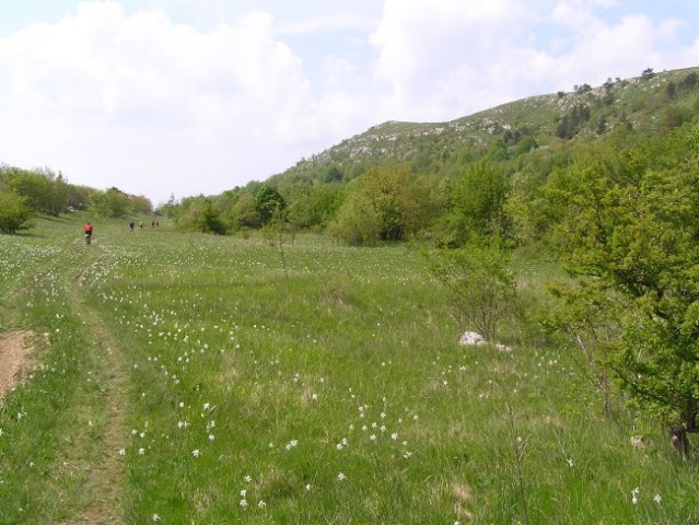 še en posnetek z istega mesta, desno greben, ki se nadaljuje proti Kavčiču in Žbevnici