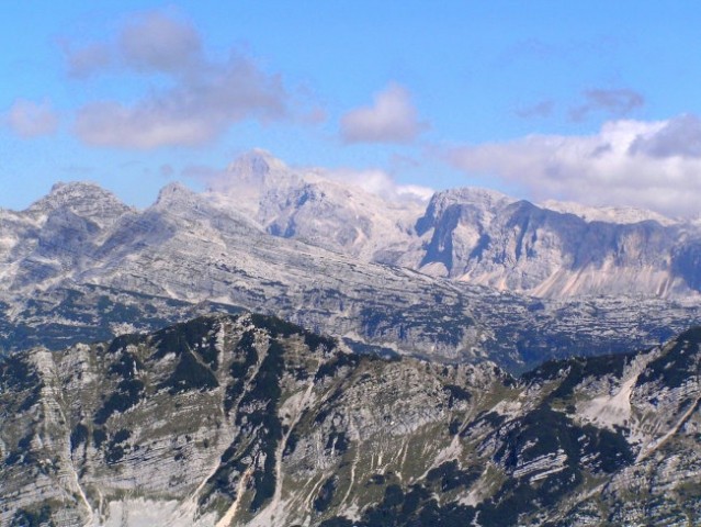 Del razgleda z vrha Velikega Lemeža, najvišji vrh na sliki - Triglav ( 2864 m / nm )