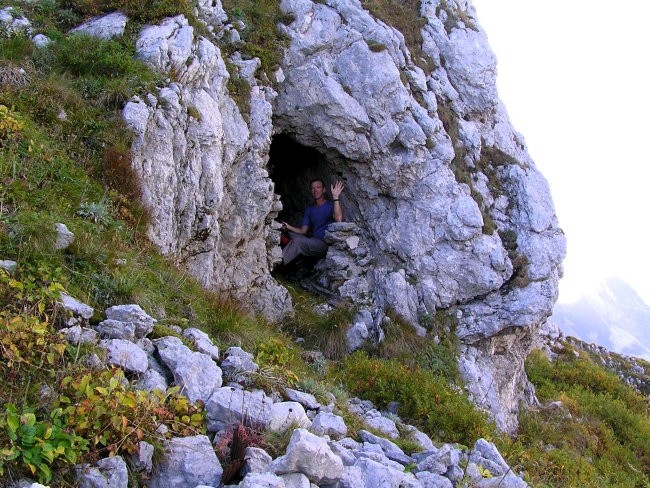 Vhod v avstrijsko kaverno na severni strani zadnje vzpetine v grebenu Lemeža pred sedlom Č