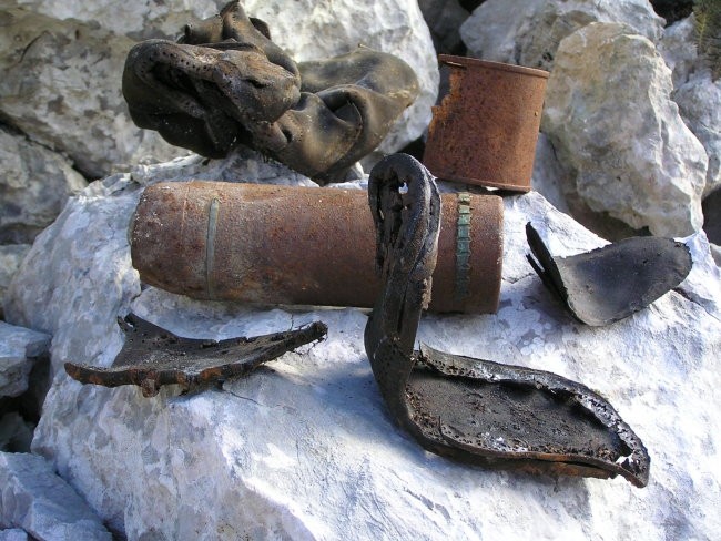 Žalostni ostanki tragičnih spopadov; neeksplodirana granata 75 mm gorskega topa, ostanki č