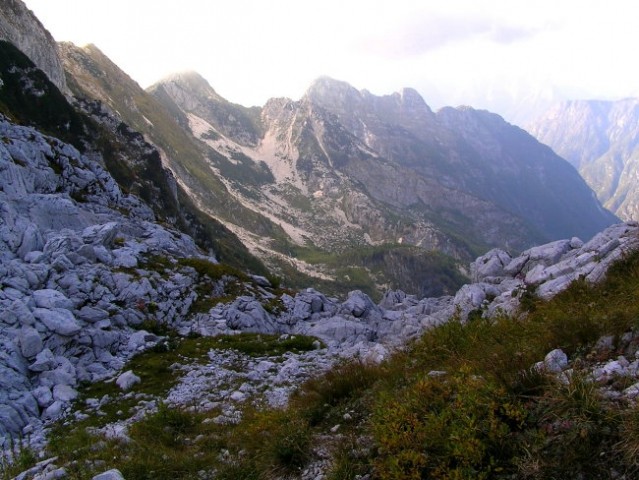 Sedlo Čez Potoče, med Voglom - prvim vršičem v grebenu Lemeža in Grivo na levi strani; spo