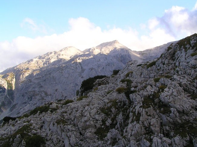 Pogled s sedla Čez Potoče proti Vrhu nad Peski, na katerem je bila med I. svetovno vojno a