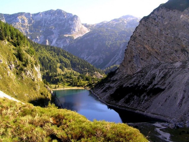 Krnsko jezero; levo s soncem obsijana jugo -vzhodna pobočja Lemeža, desno gruščnato pobočj