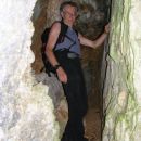 na pobočjih Pršivca in na njegovih vršnih pobočjih se odpirajo vhodi v številne jame in br
