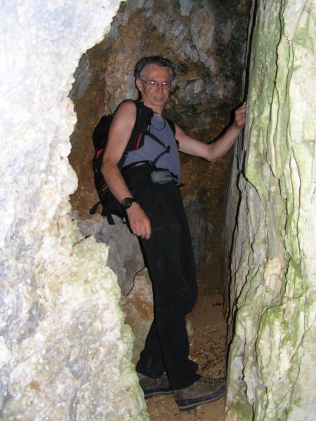 na pobočjih Pršivca in na njegovih vršnih pobočjih se odpirajo vhodi v številne jame in br