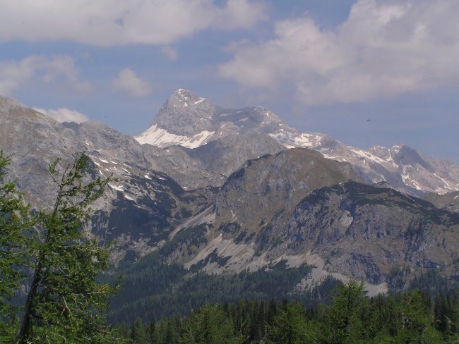 pogled z vrha Pršivca proti Triglavu, travnata kopica spredaj je vrh Ogradov ( cca 2070 m 