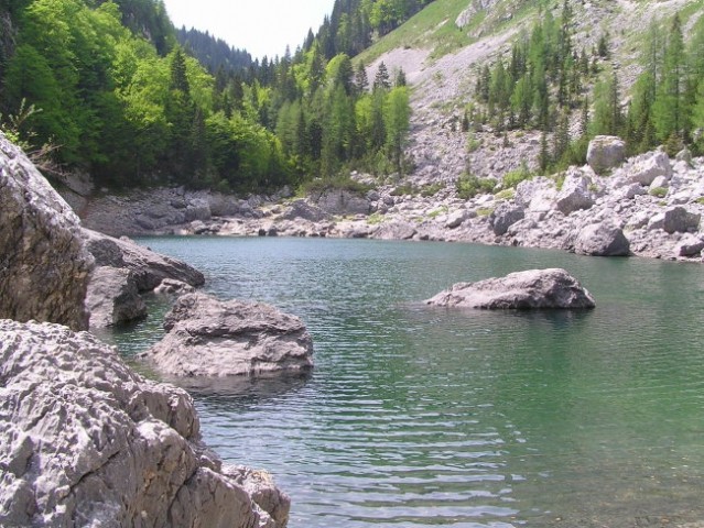 Črno jezero je prvo izmed 7 triglavskih jezer ( ali zadnje ), odvisno od katere strani šte