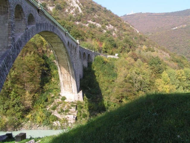 železniški most čez reko Sočo v Solkanu je bil zgrajen leta 1906. Leta 1916  je avstrijska