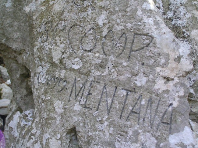 Sveta gora - napis na sliki je vklesan v skali ob stopnišču, ki so ga zgradile italijanske