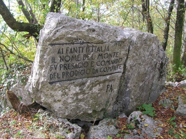 Napis vklesan v skalo se nahaja v bližini vrha Svete gore - ob kolovozu, ki vodi od cerkve