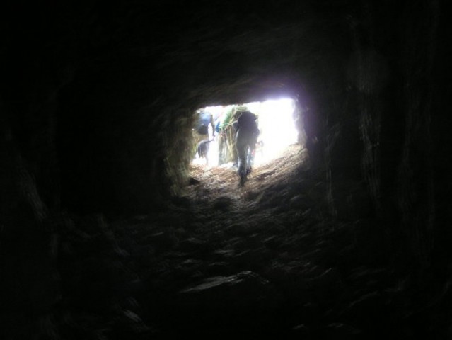 Severni izhod iz 280 metrov dolgega podzemeljskega rova, ki so ga avstrijske enote zgradil
