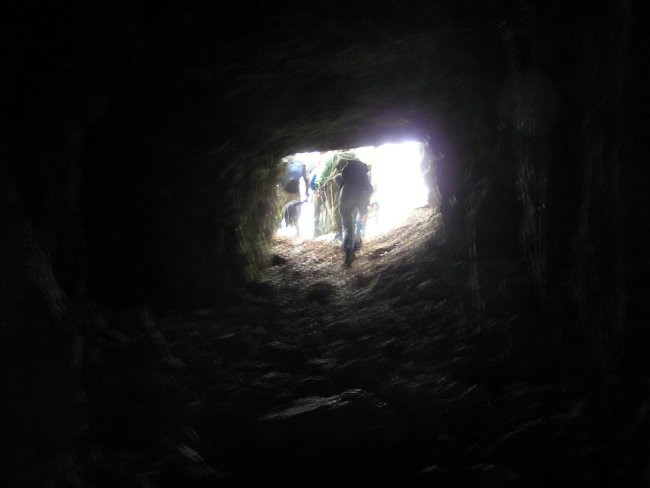 severni izhod iz 280 metrov dolgega podzemeljskega rova, ki so ga avstrijske enote zgradil