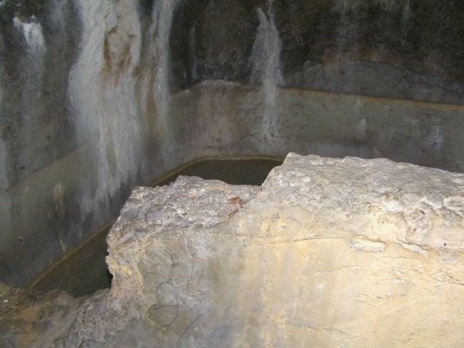 V notranjosti 280 metrov dolgega podzemnega predora je avstrijska vojska zgradila tudi tol