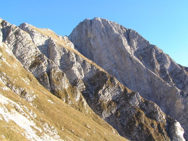 Pogled z italijanske mulatijere na zahodno steno z vrhom Krna ( 2245 m )