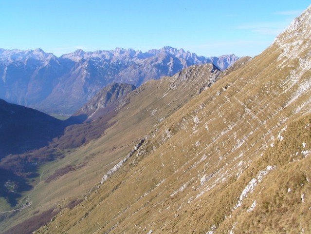 Južna pobočja Krnčice ( 2138 m ) se v travnatih strmalih spuščajo proti planinama Zapleč i