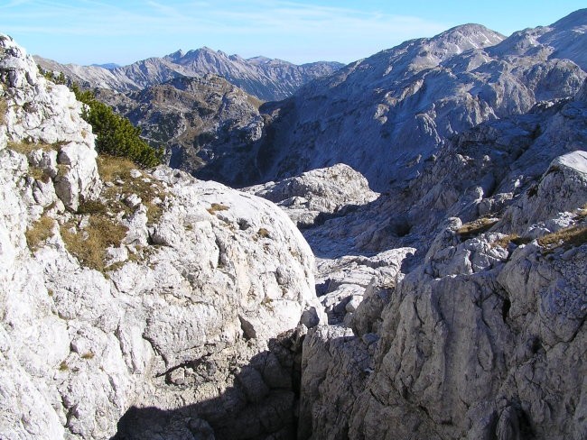 Na severni strani grebena Krnčice se razprostirajo obsežni zakraseli 