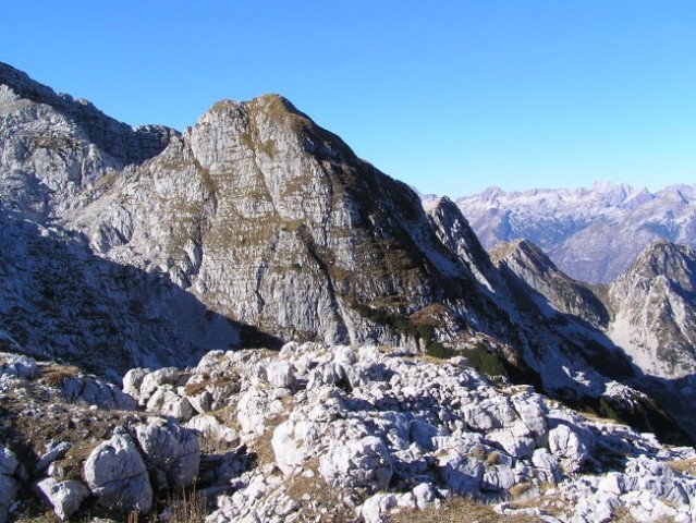 Skutnik ( 2074 m ) - severni odrastek grebena Krnčice; pogled z vzhodneje ležečega pomola 