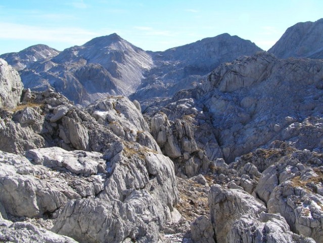 Pogled z Grive proti vzhodu; z leve proti desni si sledijo: Mali peski, Vrh nad peski in B