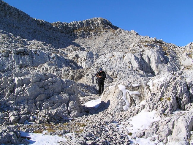 Krnčica ( 2138 m ) s severne strani; planinec na sliki hodi po trasi nekdanje italijanske 