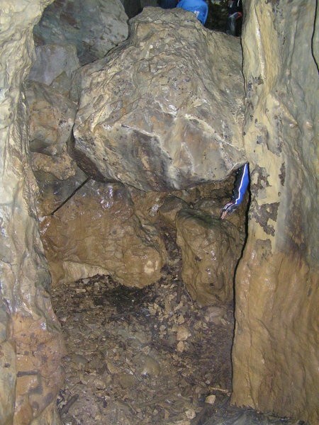 Na izhodu iz jame, ki sestoji iz dveh delov ( vmes namreč prideš na prosto v ogromni vrtač