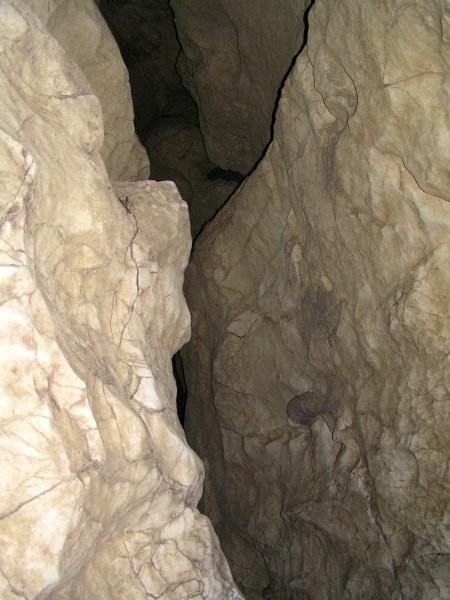 V jami je bilo tudi nekaj pošteno ozkih mest, kjer se je bilo treba precej 