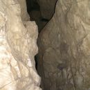 V jami je bilo tudi nekaj pošteno ozkih mest, kjer se je bilo treba precej 