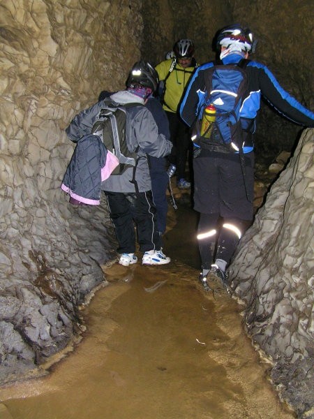 V sami jami je bilo na dnu vstopnega rova, ki teče precej vodoravno kar veliko vode