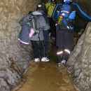 V sami jami je bilo na dnu vstopnega rova, ki teče precej vodoravno kar veliko vode