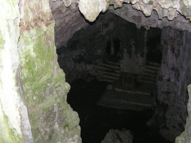 Sveta jama pri Socerbu; v njej je podzemeljska cerkvica. Tukaj je po legendi živel nek sve