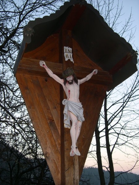 Razpelo v bližini cerkve sv. Lenarta, ki leži v zatrepu doline potoka Kanolščice nad Gornj