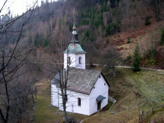 Cerkev sv. Lenarta v zatrepu doline potoka Kanolščice je lep primer ljudskega stavbarstva;