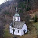 Cerkev sv. Lenarta v zatrepu doline potoka Kanolščice je lep primer ljudskega stavbarstva;