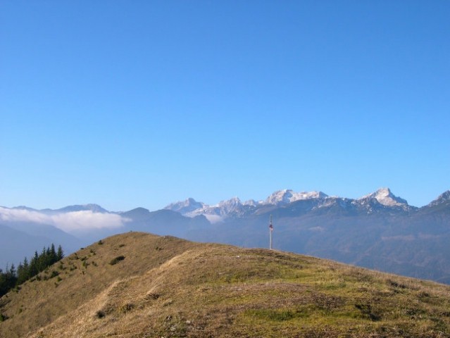 Pogled proti Grintavcem z vrha Lepenatke ( 1422 m ); Lepenatka je za razliko od Velikega r
