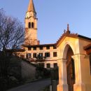 Cerkev sv.Tomaža v Stomažu; vasica leži na sončnih pobočjih Čavna in Male gore 200 metrov 