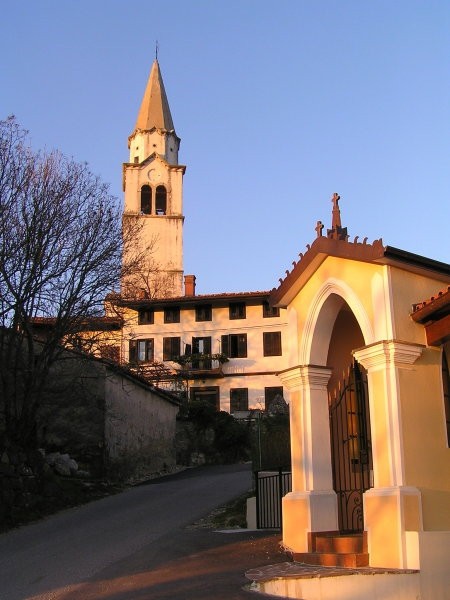 Cerkev sv.Tomaža v Stomažu; vasica leži na sončnih pobočjih Čavna in Male gore 200 metrov 