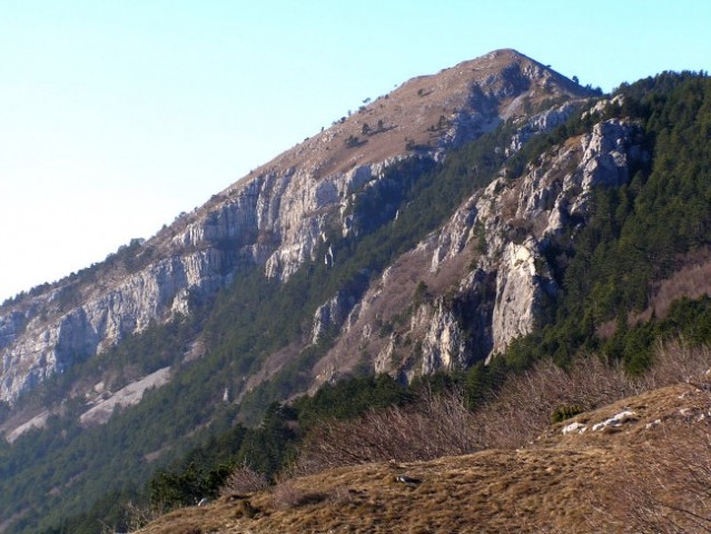 Kucelj - na sliki leži na robu nad Vipavsko dolino; z njegovega 1237 m visokega vrha je v 