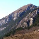 Kucelj - na sliki leži na robu nad Vipavsko dolino; z njegovega 1237 m visokega vrha je v 