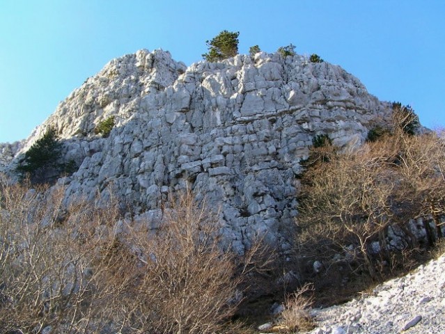 Ena izmed številnih skalnatih sten, ki jih lahko občudujemo s srednječavenske poti...