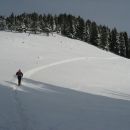 Travniki v okolici koče na Dobrči so postali snežna pobočja, ki so v prijetnem, sončnem po