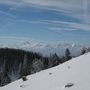 S travnatih pobočij v neposredni bližini koče je prelep razgled na Julijske Alpe...