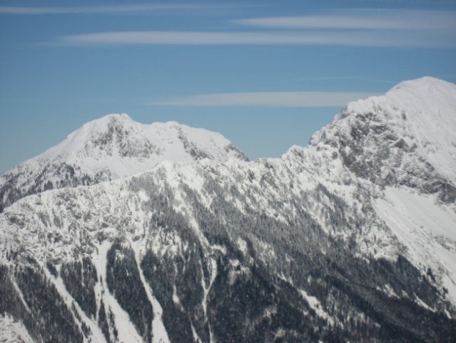 Pogled s Šentanskega vrha proti Košutici 1967 m/nm ( levo ) in Velikemu vrhu 2088 m/nm, v 