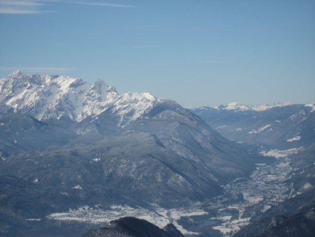 Gornjesavska dolina, levo grebeni Julijcev ( slikano s Šentanskega vrha na Dobrči )
