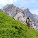 na stezi po pobočjih Brane nad Kamniškim sedlom, zadaj Turska gora ( 2251 m /nm ) in Štaje