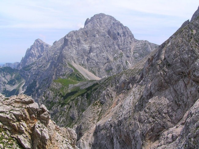 pogled z vzhodnega grebena Turske gore, po katerem poteka zelo zahtevna delno zavarovana o