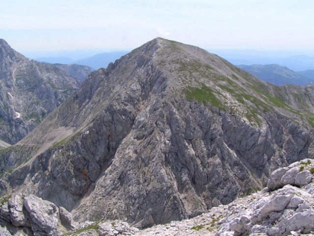Pogled na vrh Brane - 2253 m nm z vrha Turske gore; med njima je zarezana škrbina imenovan