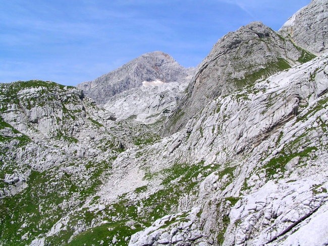 pogled od bivaka na Malih podih prek Velikega grebena na levi in Slemena na desni proti na