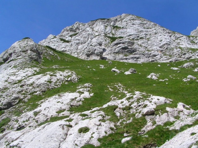 Veliki greben nas ves čas prehoda skozi Žmavcarje ( tako se imenuje strmo travnato in gruš