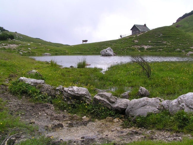 Vodotočno jezero leži na višini približno 1800 metrov, ob vznožju Deske ( 1970 m nm ) in O