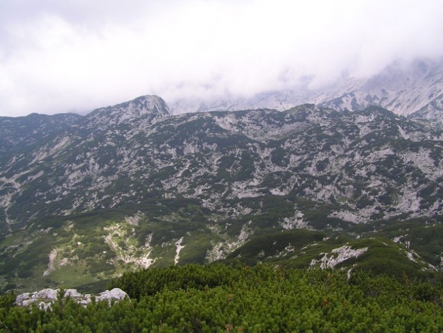 Pogled z Ovčjega vrha ( 1980 m nm ) proti severnemu robu Dleskovške planote, najvišja vzpe