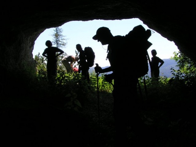 V tej dokaj veliki jami na pobočju Deske, približno 1600 metrov visoko smo prenočili in še